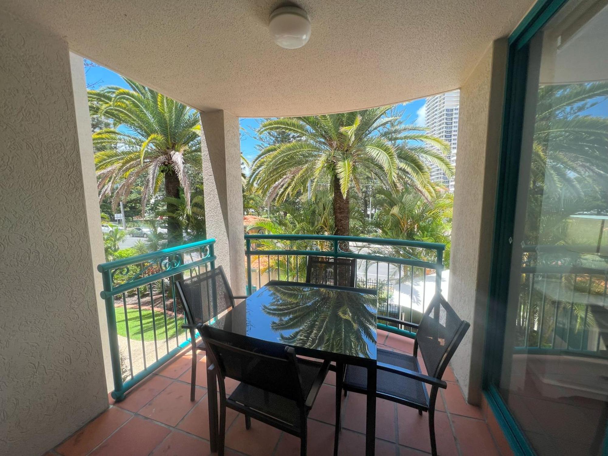 Cha Private Apts Aruba Beach Gold Coast Esterno foto